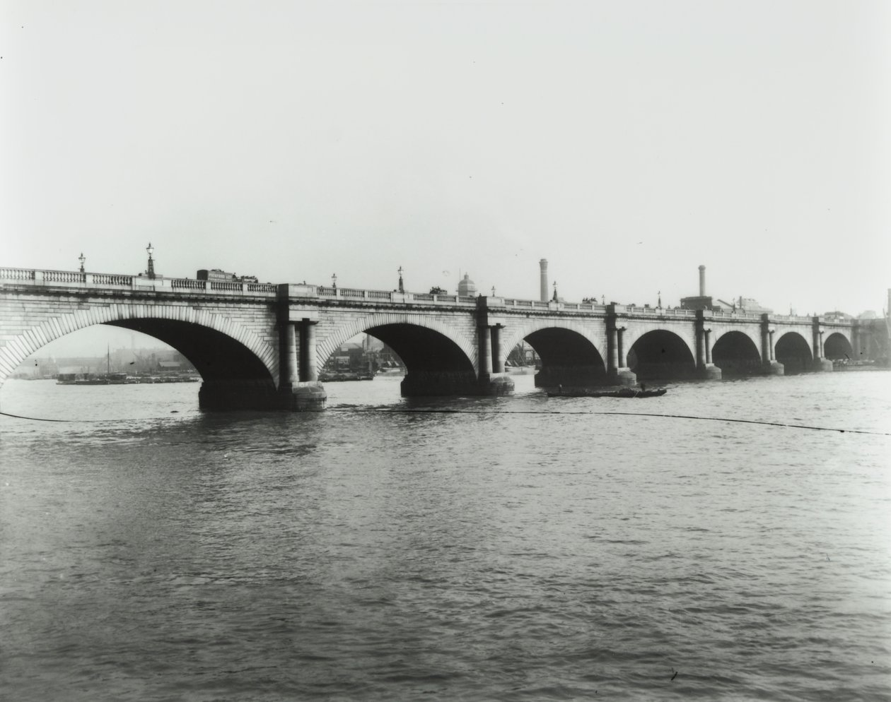 Most Waterloo: widok z północnego brzegu, 1895 autorstwa English Photographer