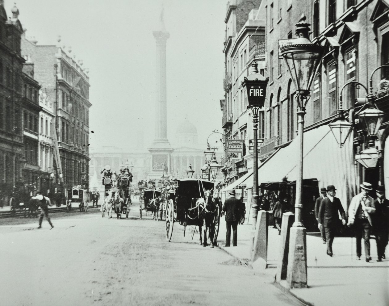 Whitehall, Westminster LB: Whitehall patrzący na Trafalgar Square, 1895 autorstwa English Photographer