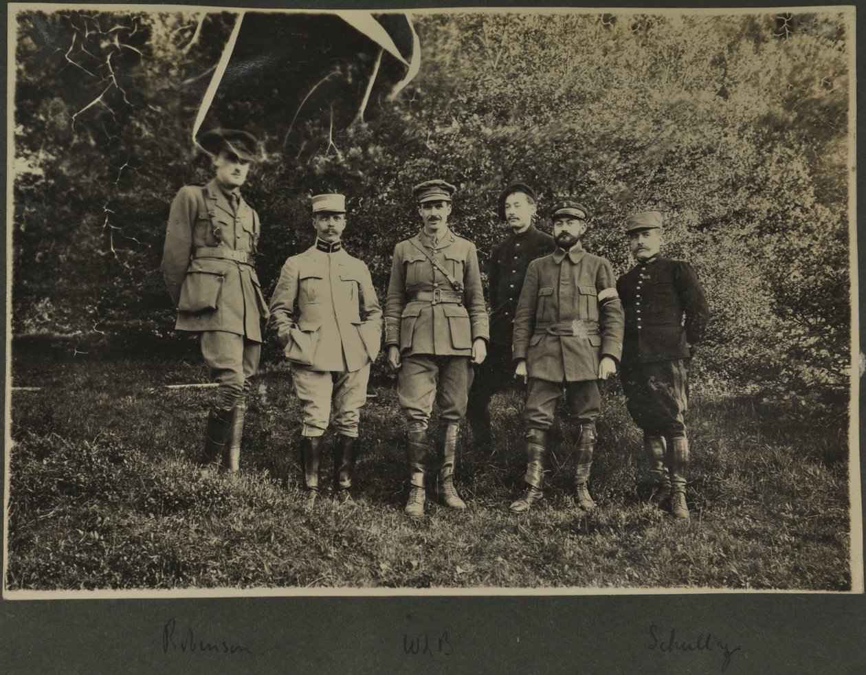 William Lawrence Bragg i Harold Roper Robinson z innymi, Vosges, 1915 autorstwa English Photographer