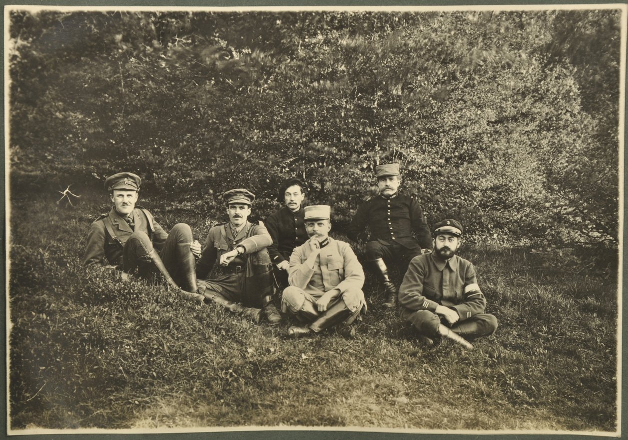 William Lawrence Bragg i Harold Roper Robinson z innymi, Vosges, 1915 autorstwa English Photographer