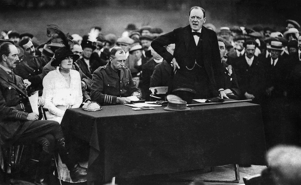 Winston Churchill podczas przemówienia w Enfield, Anglia autorstwa English Photographer