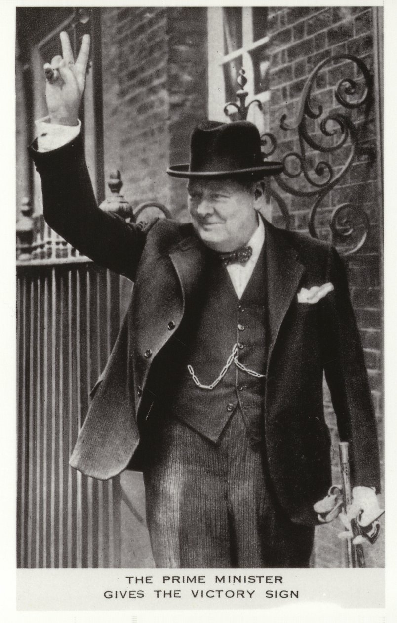 Winston Churchill wykonujący znak zwycięstwa przed 10 Downing Street, 5 czerwca autorstwa English Photographer
