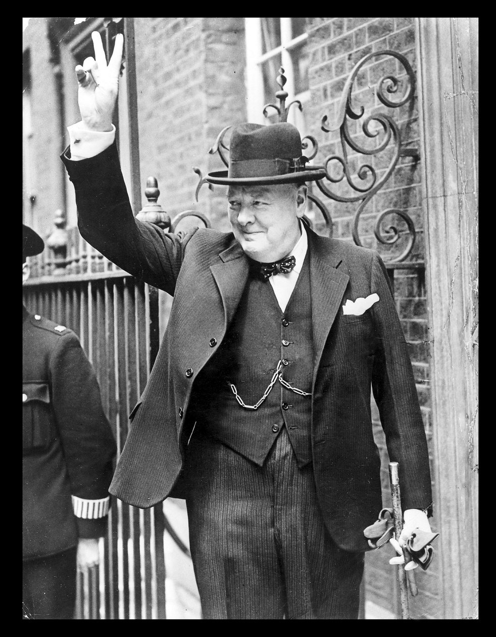 Winston Churchill pokazujący znak "V autorstwa English Photographer