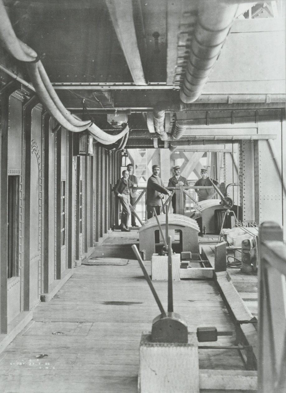 Woolwich Ferry: platforma dźwigni hydraulicznej północnego pontonu, 1896 r autorstwa English Photographer