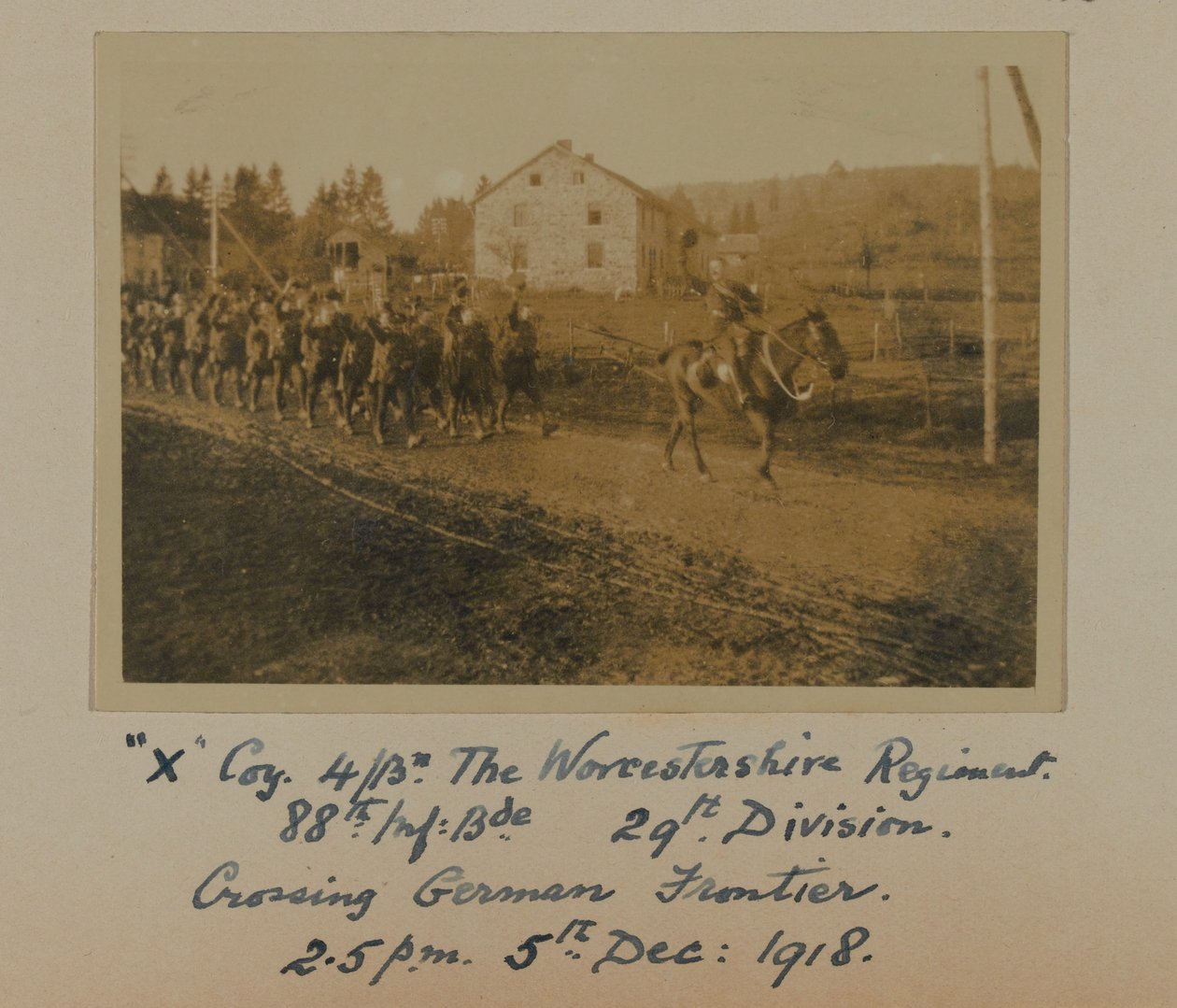 „X” Coy 4Bn. Pułk Worcestershire, 88. Inf: Bde. 29. Dywizja, przekraczanie granicy niemieckiej o godz. 15.00, 5 grudnia 1918 r. autorstwa English Photographer