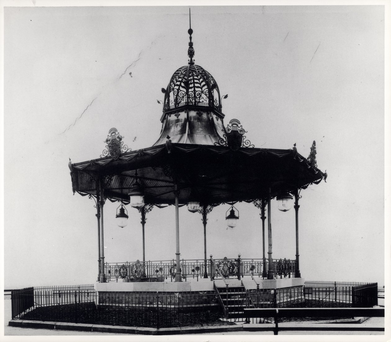 Ozdobna estrada w East End Park, Leeds autorstwa English Photographer English Photographer