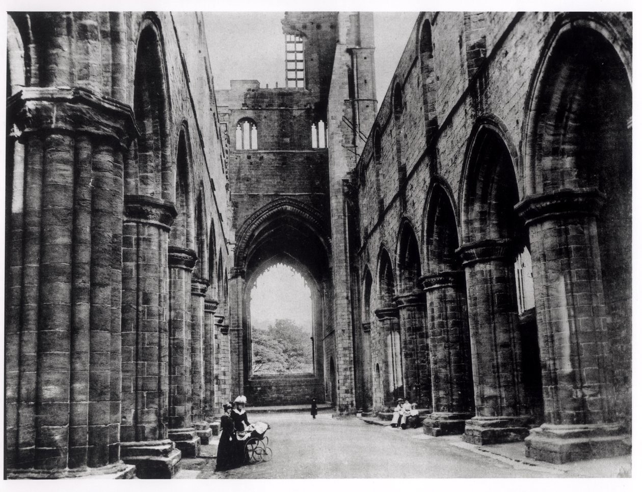 Odwiedzający opactwo Kirkstall autorstwa English Photographer English Photographer