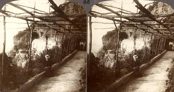 Klasztor kapucynów i wielkie klify Amalfi, widok stereoskopowy (zdjęcie w sepii) autorstwa English School