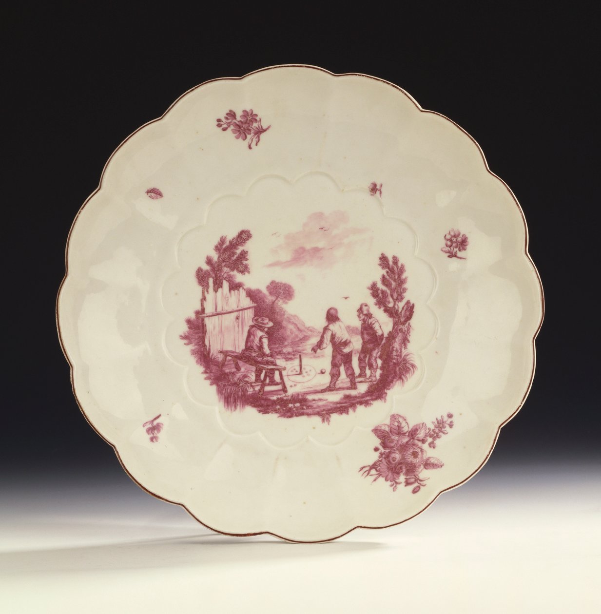 Duże, żłobkowane, okrągłe naczynie z Chelsea, namalowane z trzema wieśniakami grającymi w kulki, według „Le Jeu de la Gobille” Teniera, ok. 1754 (ceramika) autorstwa English School