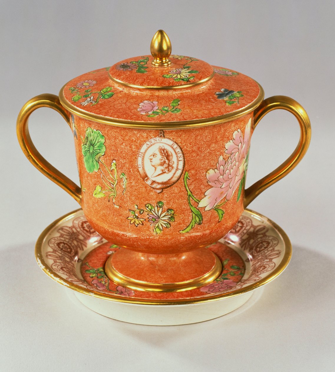 Kubek z dwoma uchwytami, pokrywka i stojak Wedgwood Pearlware z popiersiem portretowym Jerzego III, upamiętniającym jego Złoty Jubileusz w 1810, 1810 autorstwa English School