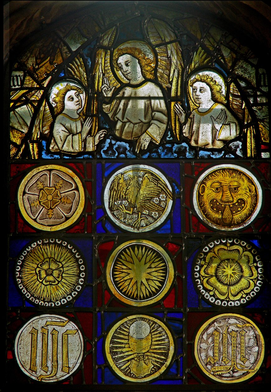 Panel w oknie wschodnim przedstawiający anioły nad 9 rondami z rozbłyskami słońca, różami, głową lamparta, kielichem i monogramami autorstwa English School