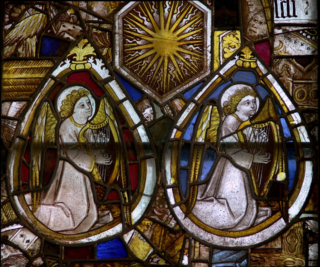 Panel w oknie wschodnim przedstawiający dwóch aniołów muzyków z harfami; sunburst, emblemat Edwarda IV autorstwa English School