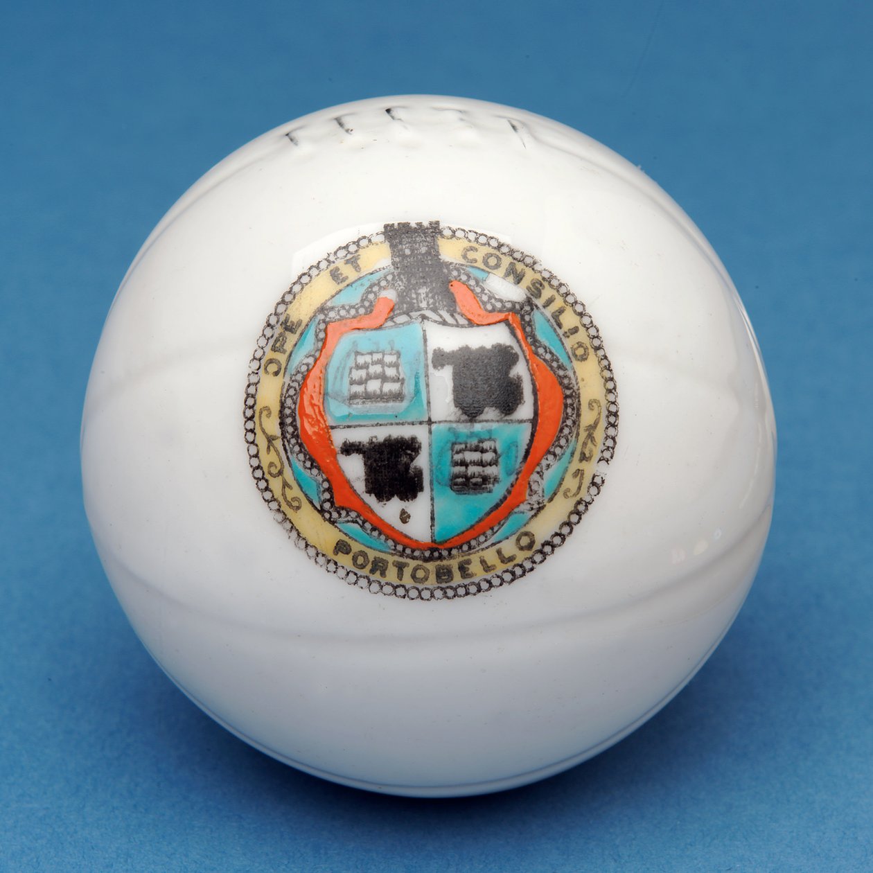 Herbarz pamiątkowy miniaturowy futbol z ozdobnym transferem tarczy Portobello (ceramiczny) autorstwa English School