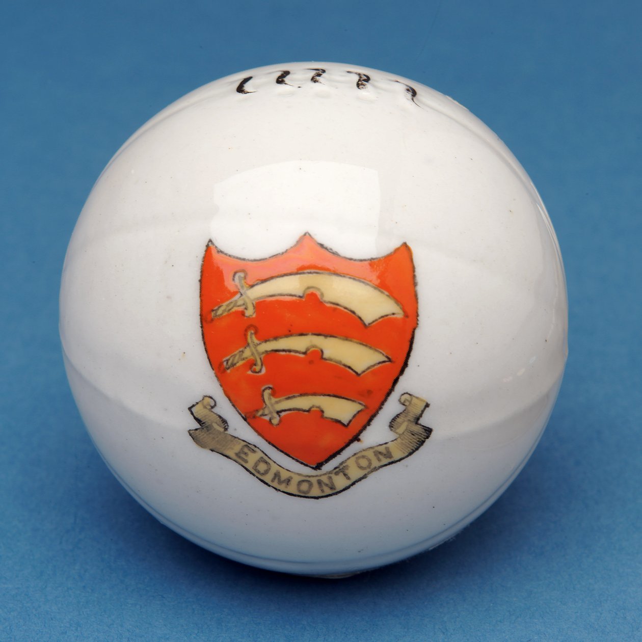Herbarz pamiątkowy miniaturowy futbol z transferem herbu Edmonton (ceramiczny) autorstwa English School