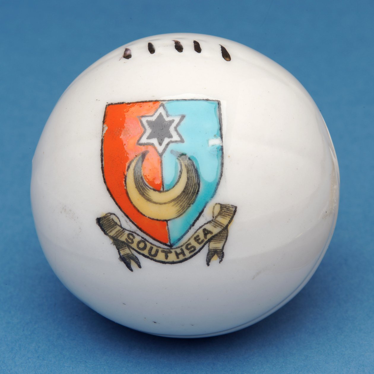 Herbarz pamiątkowa miniaturowa piłka nożna z przeniesieniem herbu Southsea (ceramika) autorstwa English School