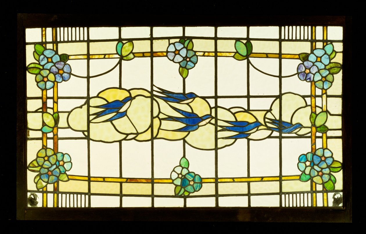 Panel Arts and Crafts przedstawiający grupę jaskółek przed chmurami w obramowaniu stylizowanych główek kwiatów (ołów i witraż) autorstwa English School