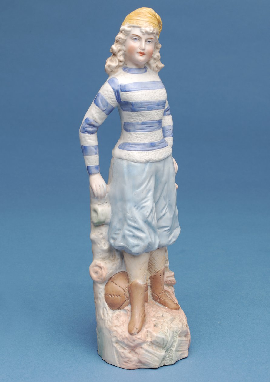 Biskowa figurka piłkarzyki w niebiesko-białym stroju w paski, ok. 1890 (ceramika) autorstwa English School