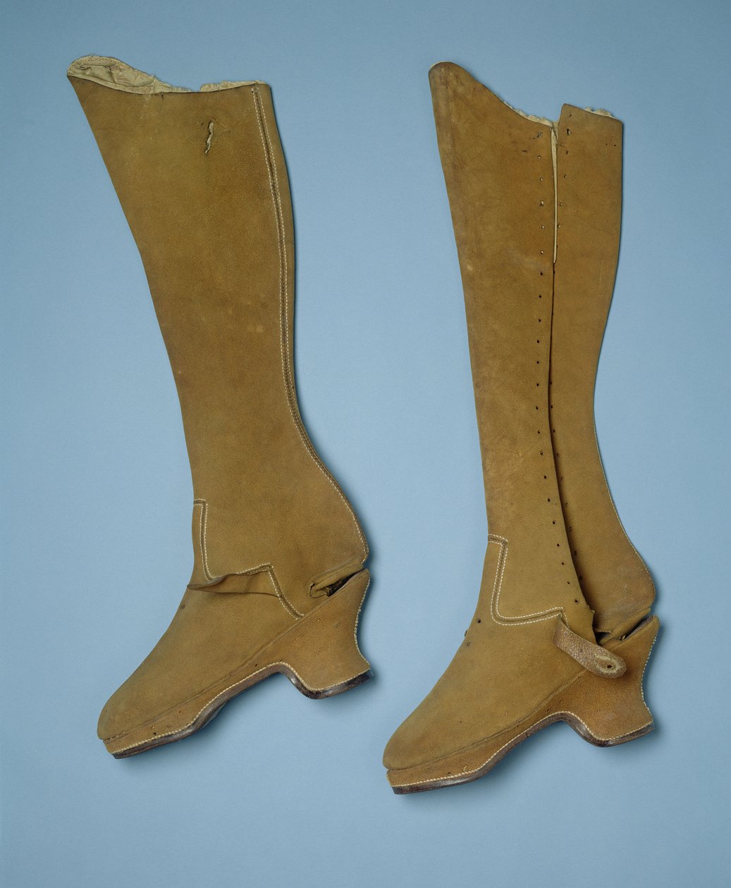 Buty prawdopodobnie należały do królowej Elżbiety I, XVI w. (skóra) autorstwa English School