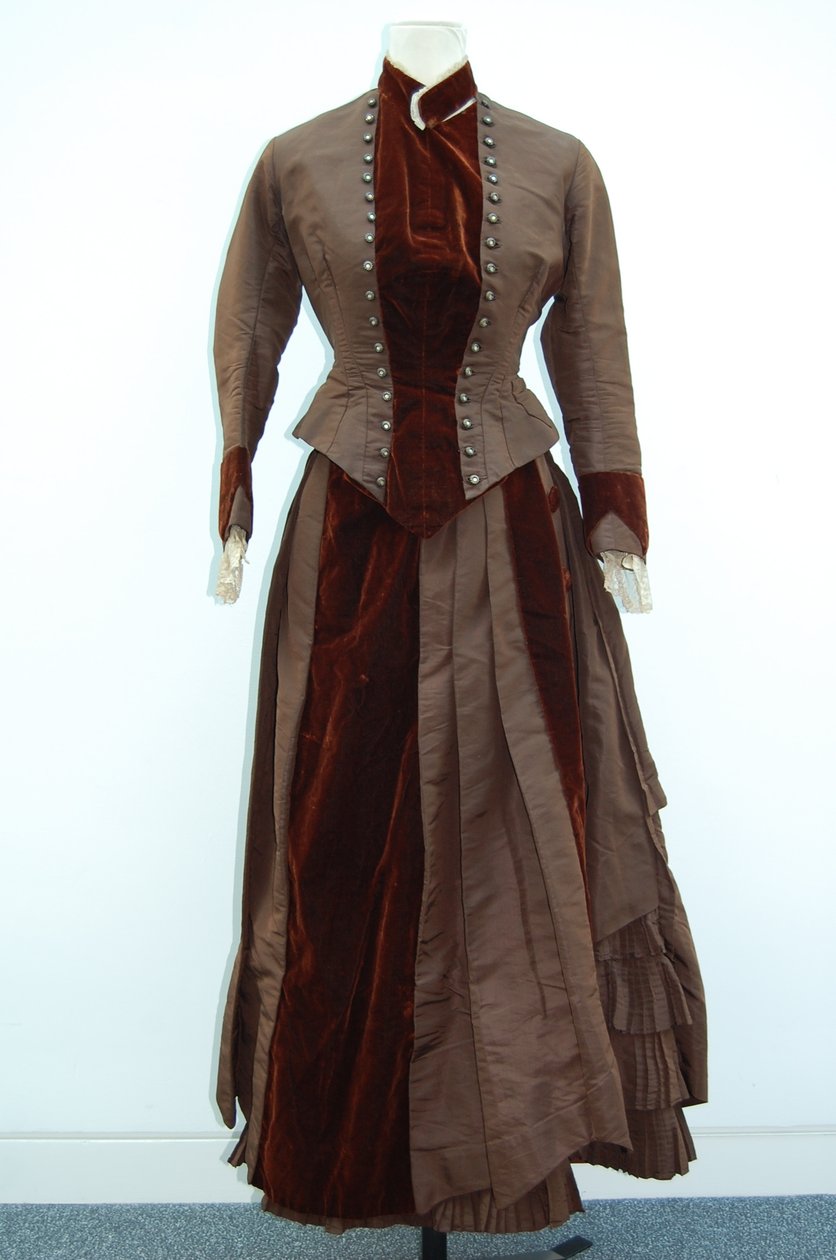 Brązowa sukienka (spódnica i mała marynarka), ok. 1875 (jedwabna satyna) (patrz również 3700631) autorstwa English School