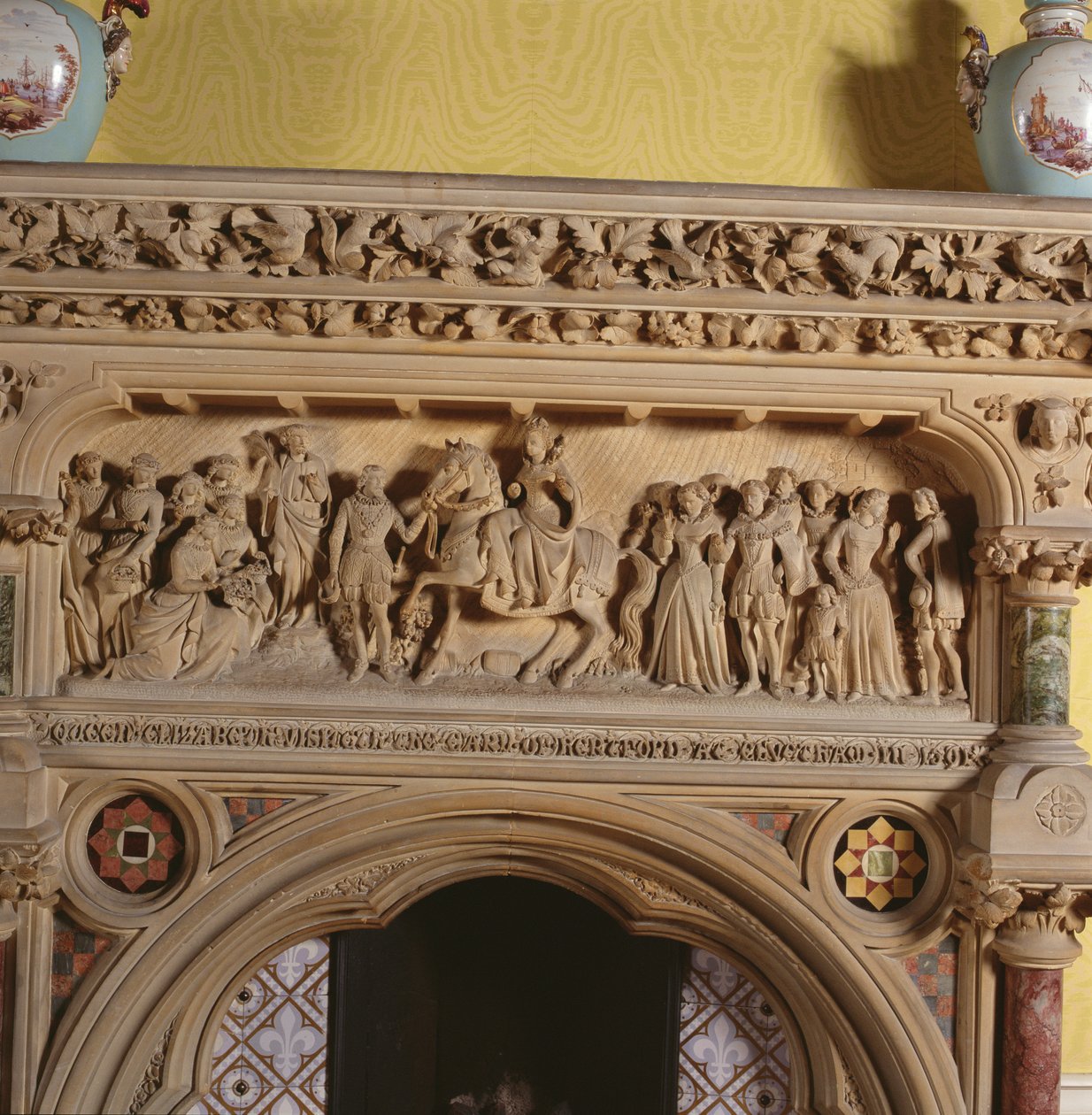 Rzeźbiony kominek w salonie, przedstawiający Elżbietę I witaną przez hrabiego Hereford w 1591 r., XVI w. autorstwa English School