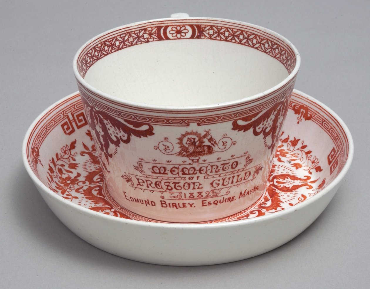 Pamiątkowa filiżanka do herbaty i spodek z napisem A Memento of Preston Guild 1882, Minton, Anglia, c.1882 (ceramika) autorstwa English School
