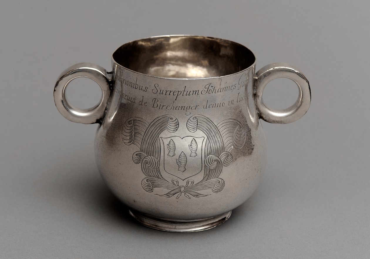 Kubek z dużym brzuszkiem i grubą odlewaną podstawą i parą uchwytów w kształcie wołu, 1675 (srebrny) autorstwa English School