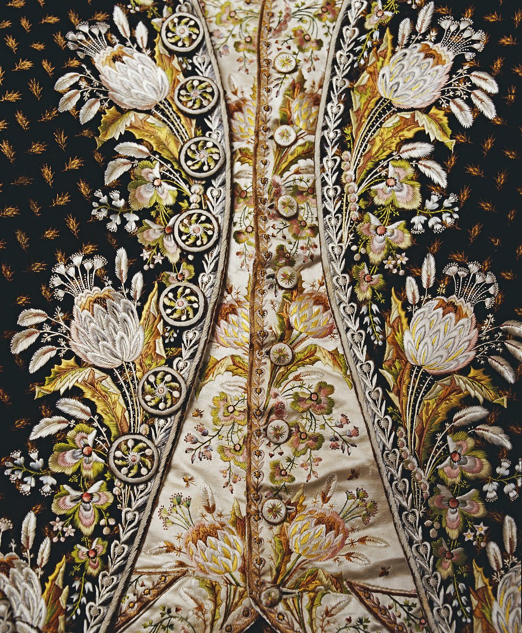 Szczegół pełnego garnituru dżentelmena, składającego się z płaszcza, kamizelki i bryczesów, lata 1780-90 autorstwa English School