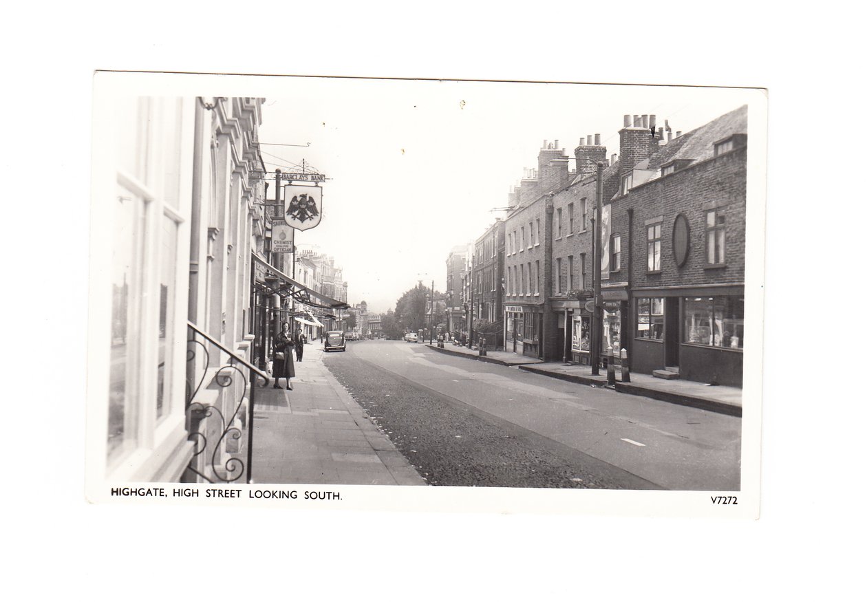Edwardiańska pocztówka Highgate High Street z widokiem na południe, ok. 1910 r. (monochromatyczna) autorstwa English School