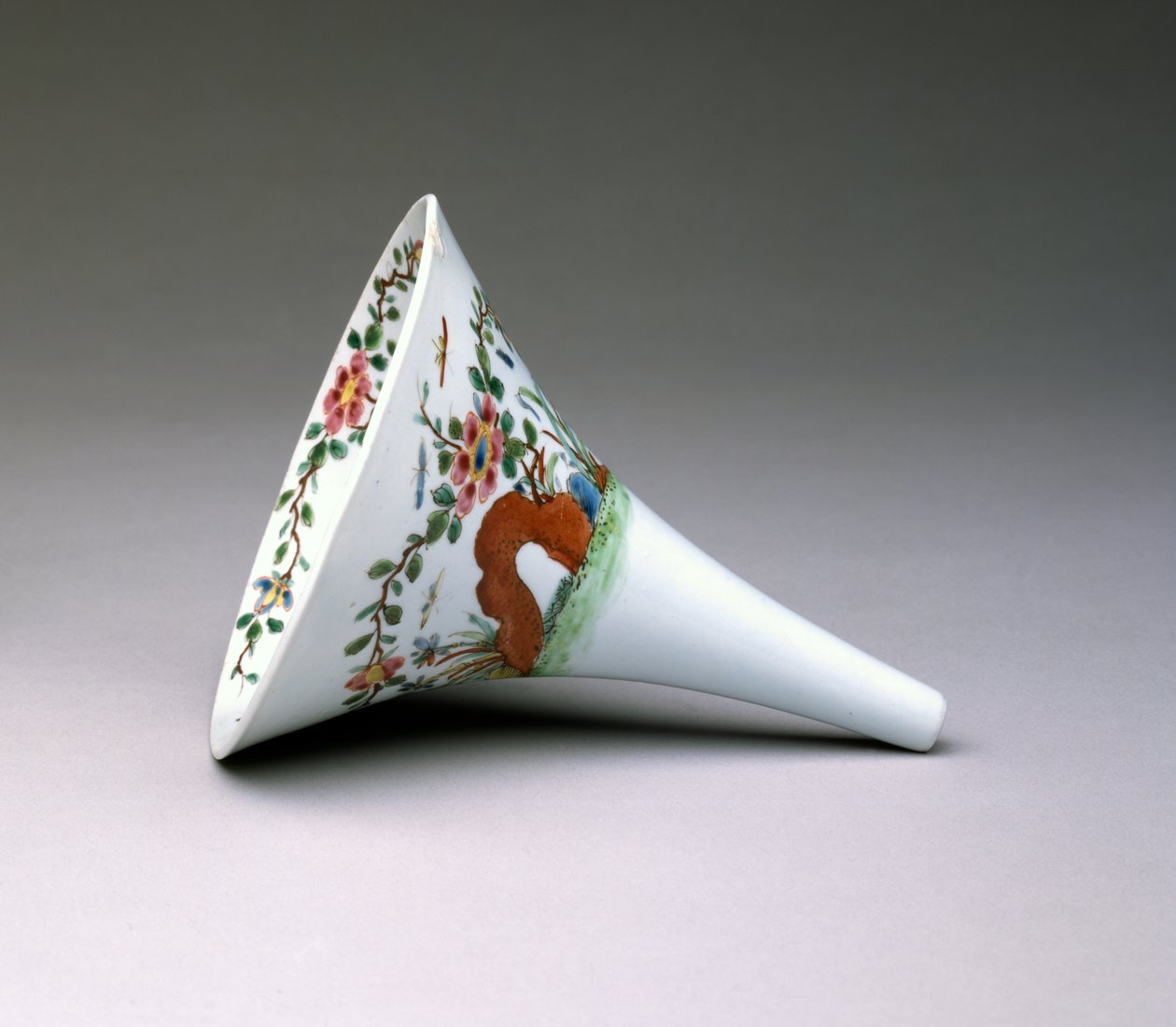 Lejek do wina Famille Rose, porcelana Worcester, 1753-55 (porcelana emaliowana) autorstwa English School