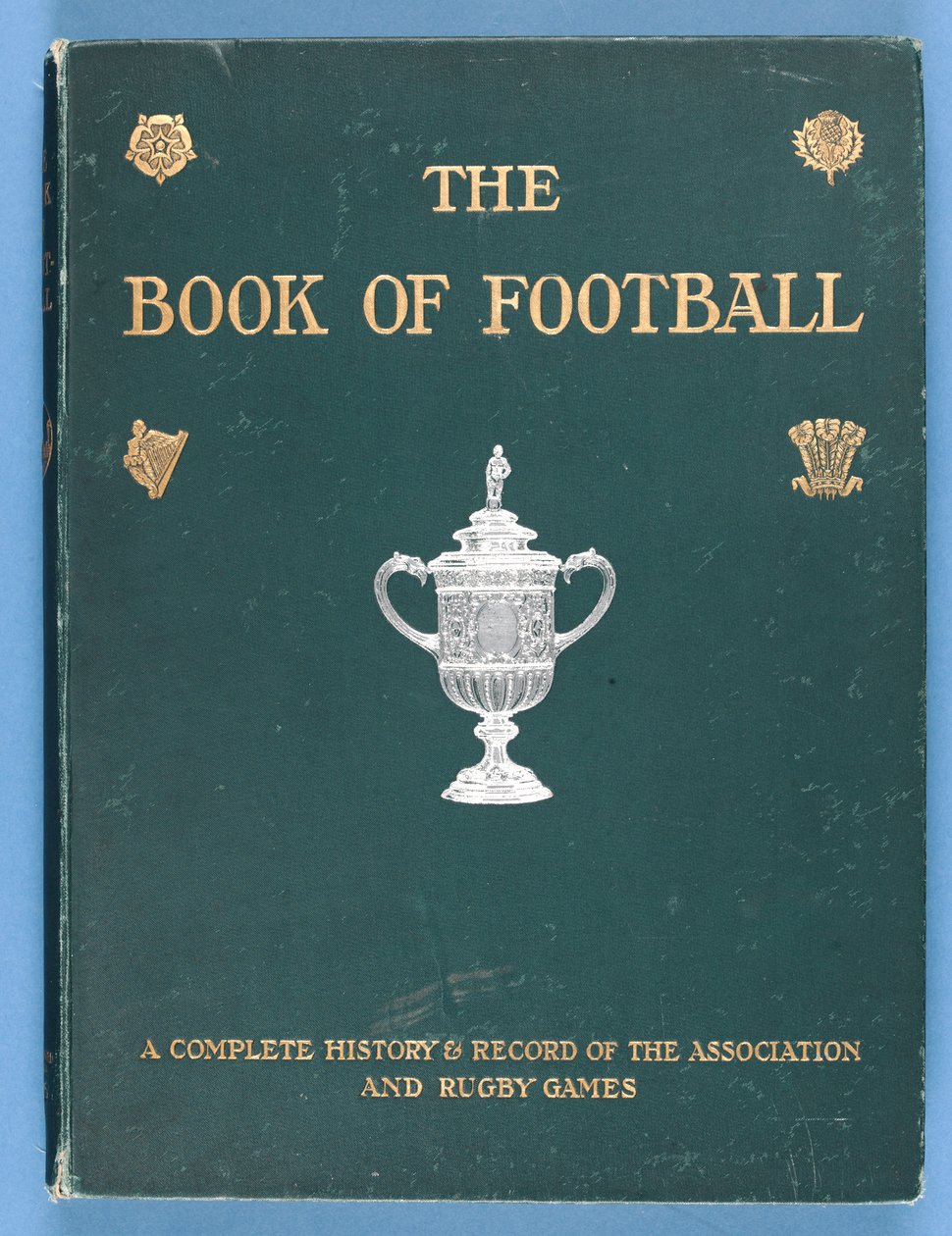 Przednia okładka Księgi futbolu. Pełna historia i zapis Stowarzyszenia i Igrzysk Rugby 1905 autorstwa English School