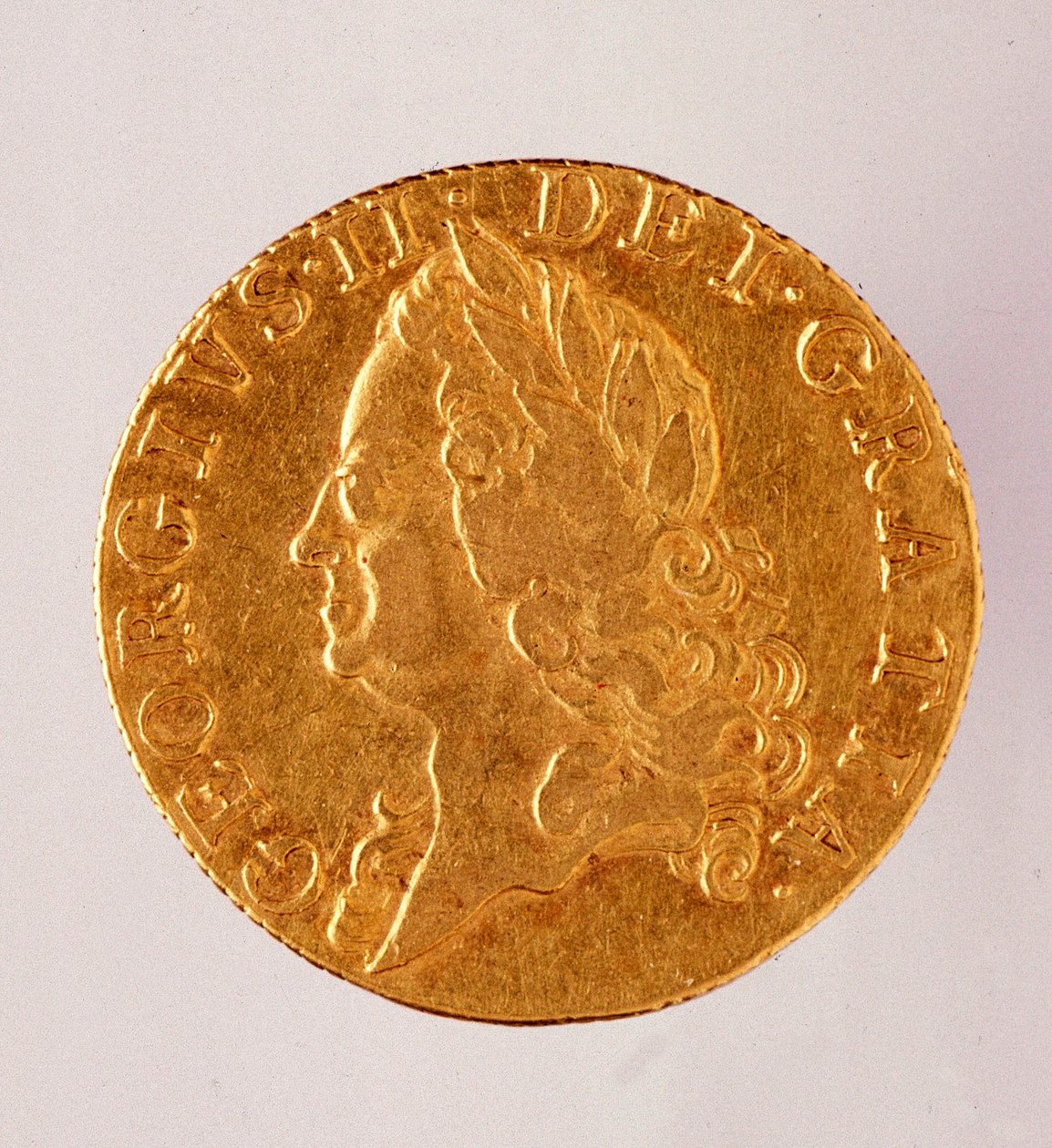 Złota Gwinea angielska (guinee), panowanie króla Jerzego II (1714-1760) XVIII wiek. Śr. 2,5 cm Neapol, muzeum archeologiczne autorstwa English School