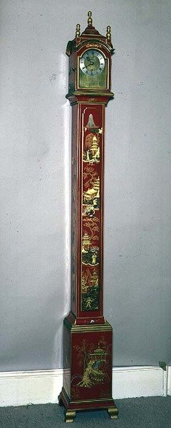 Zegar dla babci, ozdobiony złoconą chinoiserie, kopulastym kapturem i mosiężną tarczą Samuela Shorta autorstwa English School