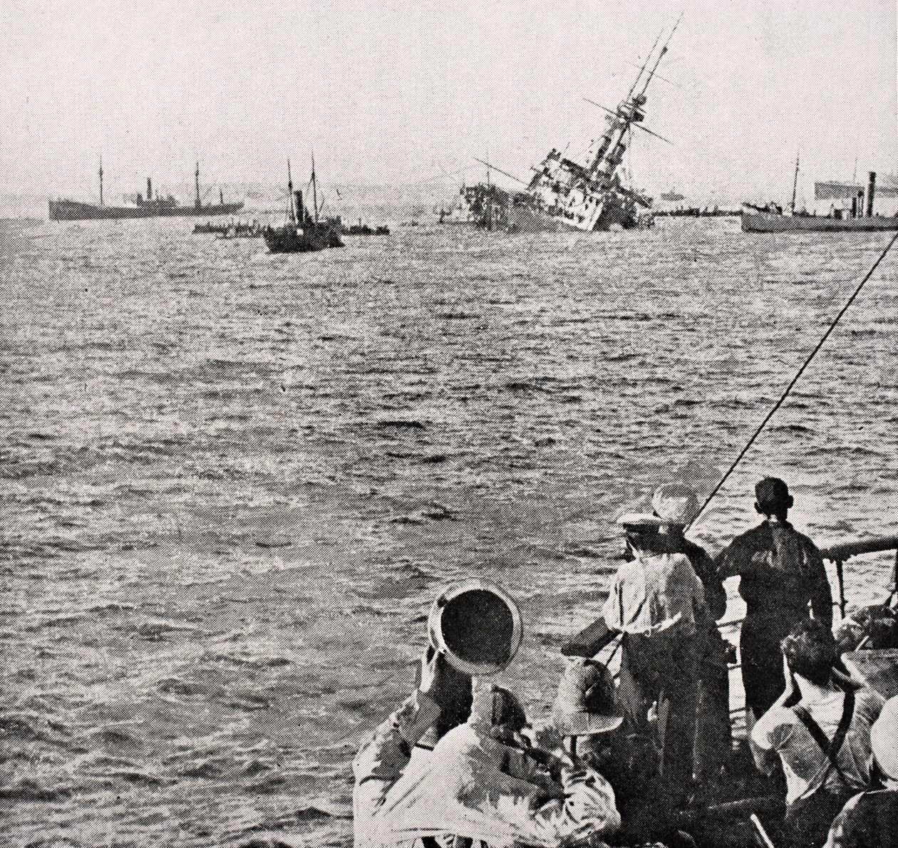 HMS Majestic tonący 27 maja 1915, z „The War Illustrated Album deLuxe”, opublikowany w Londynie, 1916 autorstwa English School