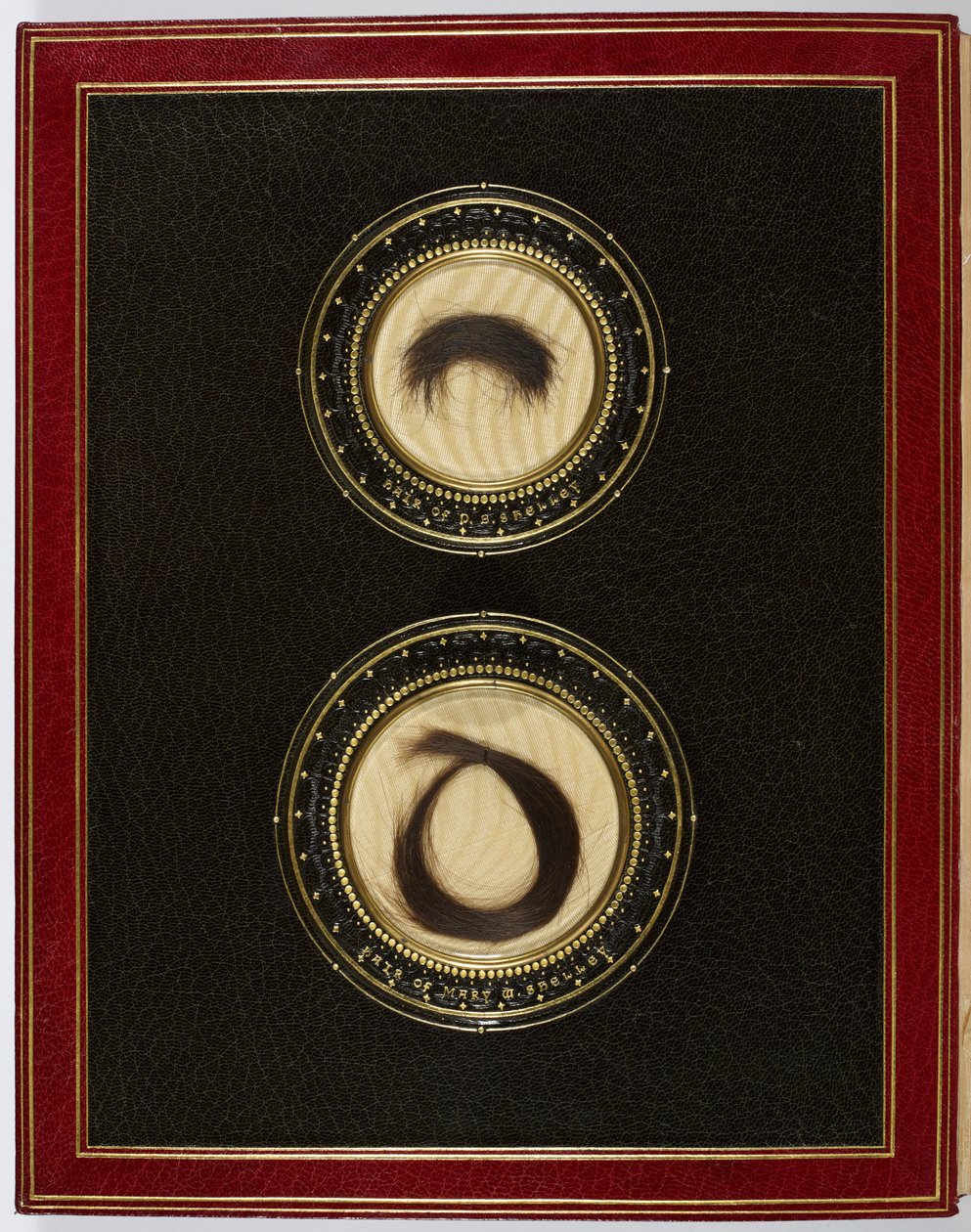 Wewnątrz przedniej okładki, z lokami włosów Percy Bysshe Shelley i jego żony Mary Shelley (media mieszane) autorstwa English School