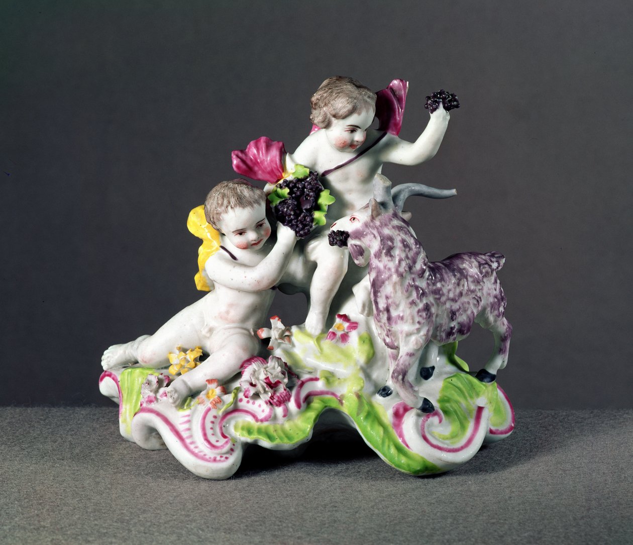 Grupa Longton Hall, dwa putta z kozą, ok. 1755 (porcelana) autorstwa English School