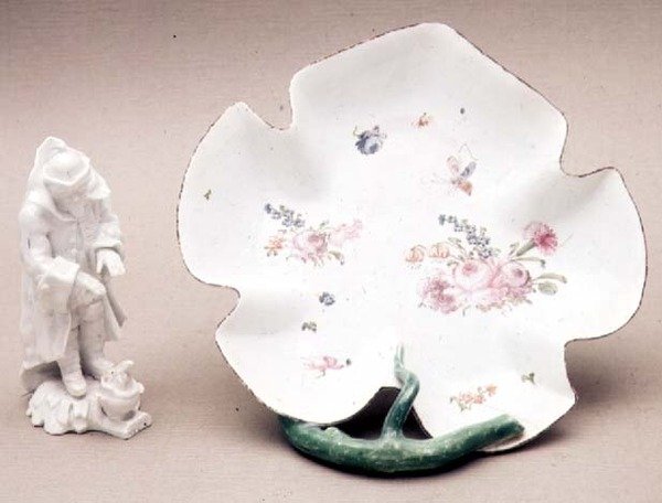 Naczynie z liści Longton Hall, Trembly Rose, 1755 i figura Winter, 1758 (porcelana) autorstwa English School
