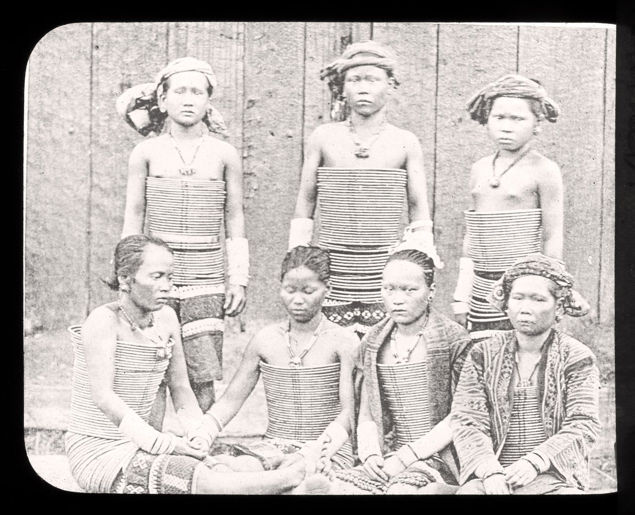 Magiczna latarnia Slajd przedstawiający kobiety z plemienia Sea Dyas, Borneo ok. 1900 autorstwa English School