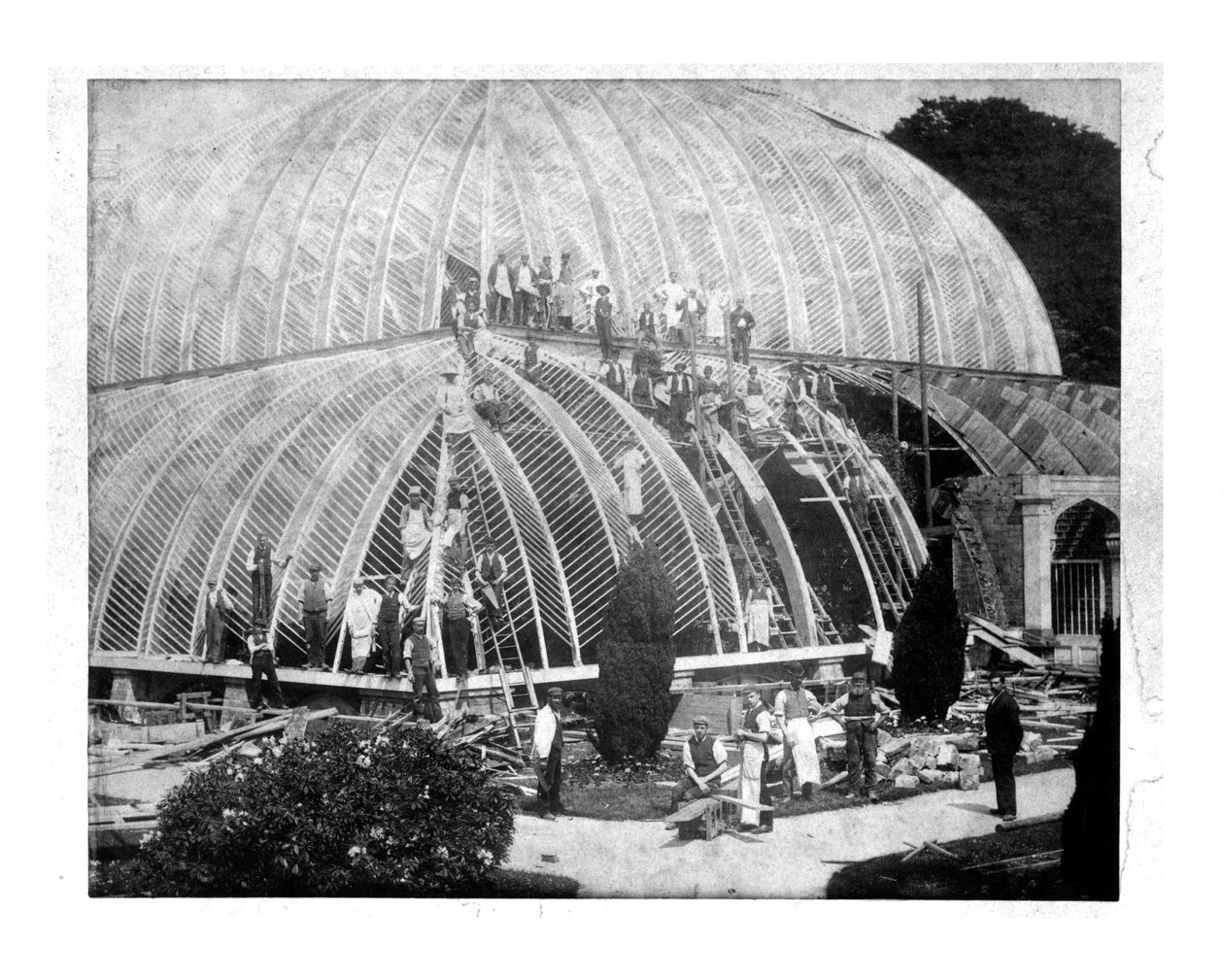Naprawa Wielkiego Konserwatorium w Chatsworth, Derbyshire pod koniec XIX wieku autorstwa English School