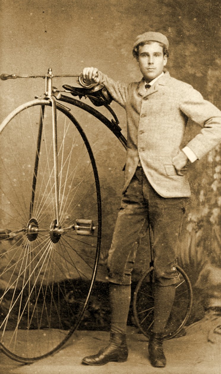 Mężczyzna stojący obok swojego Penny-Farthinga, ok. 1890 (zdjęcie czarno-białe) autorstwa English School