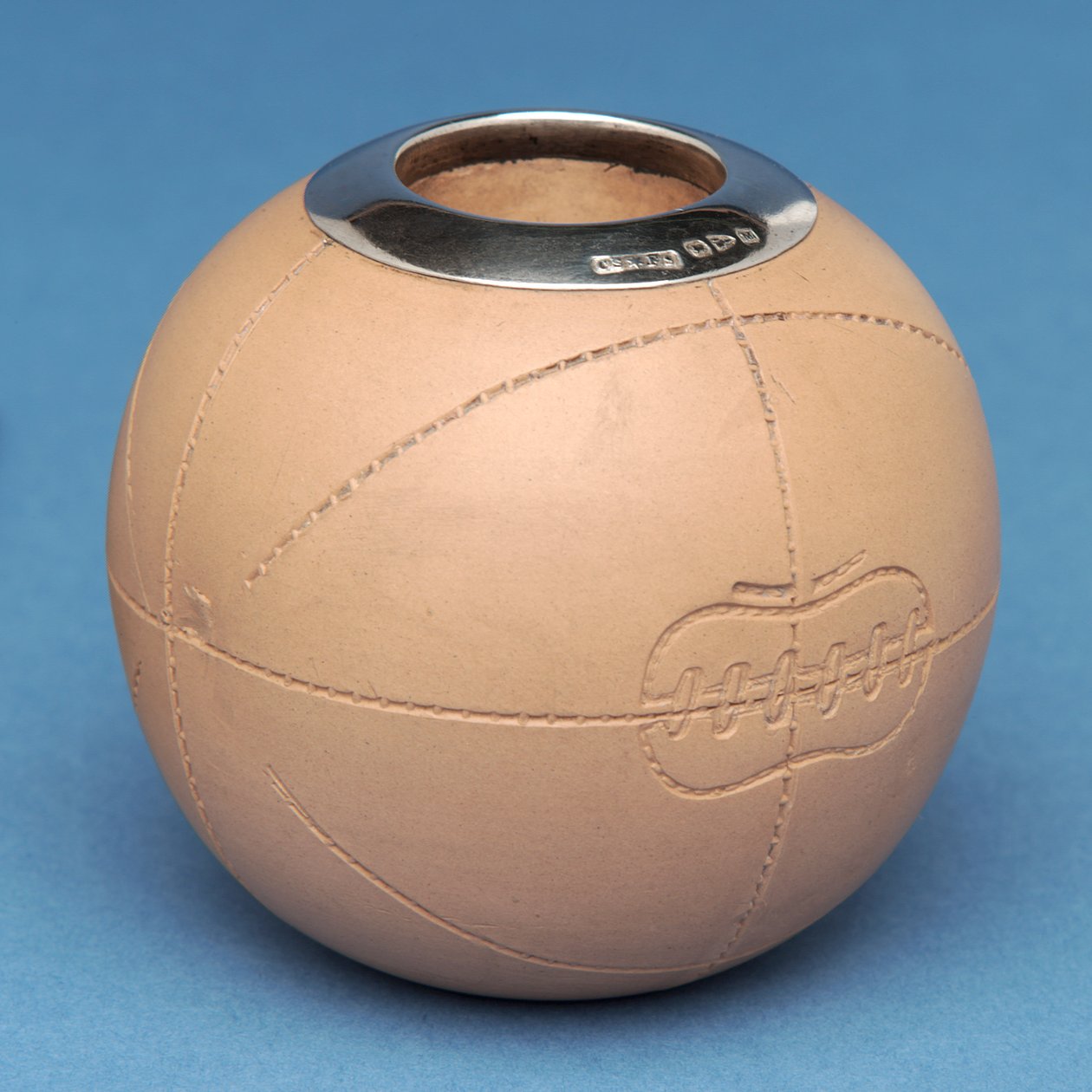 Uchwyt na zapałki w kształcie piłki nożnej, Doulton & Co., Lambeth (ceramiczny) autorstwa English School