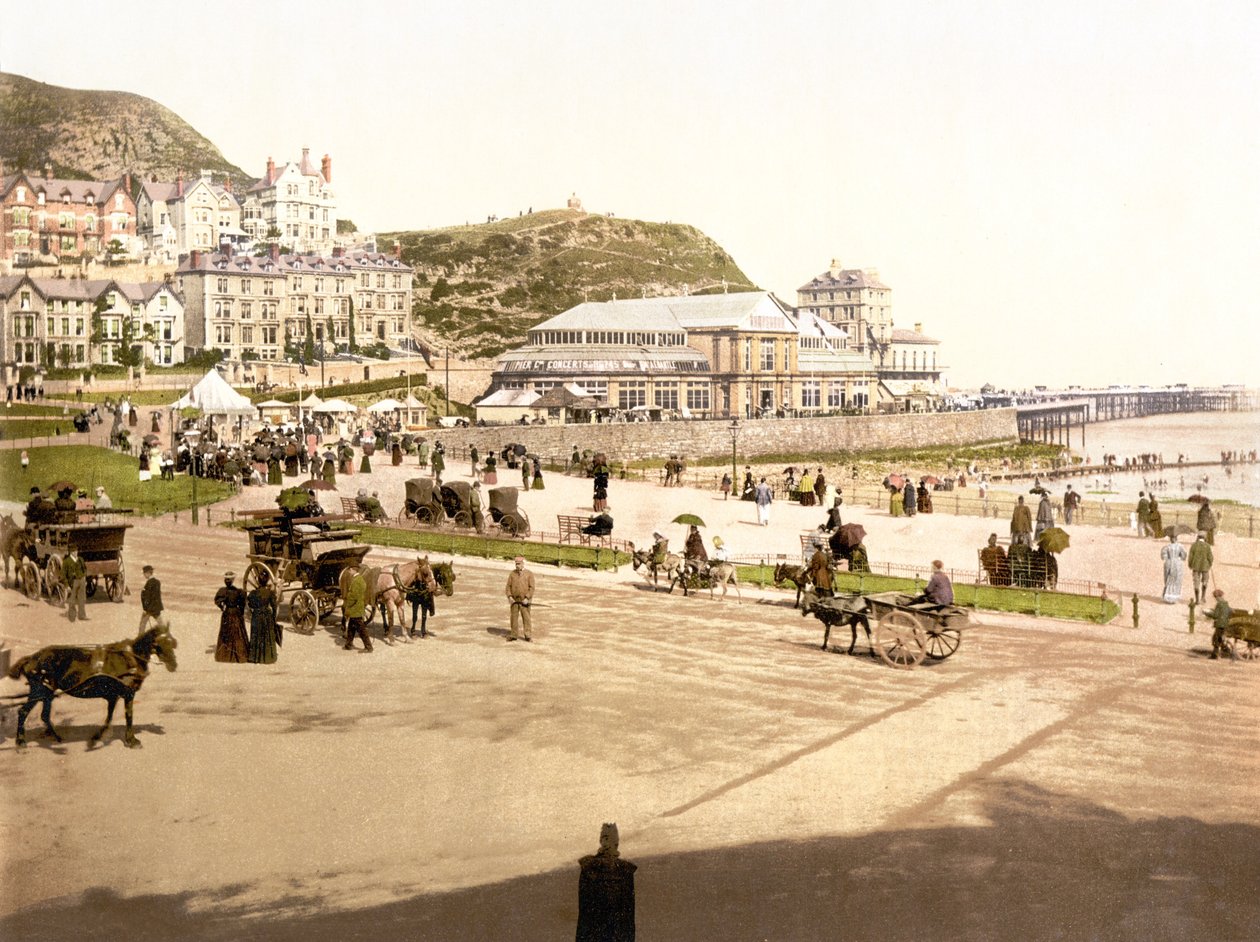 Na plaży Llandudno (zdjęcie ręcznie kolorowane) autorstwa English School