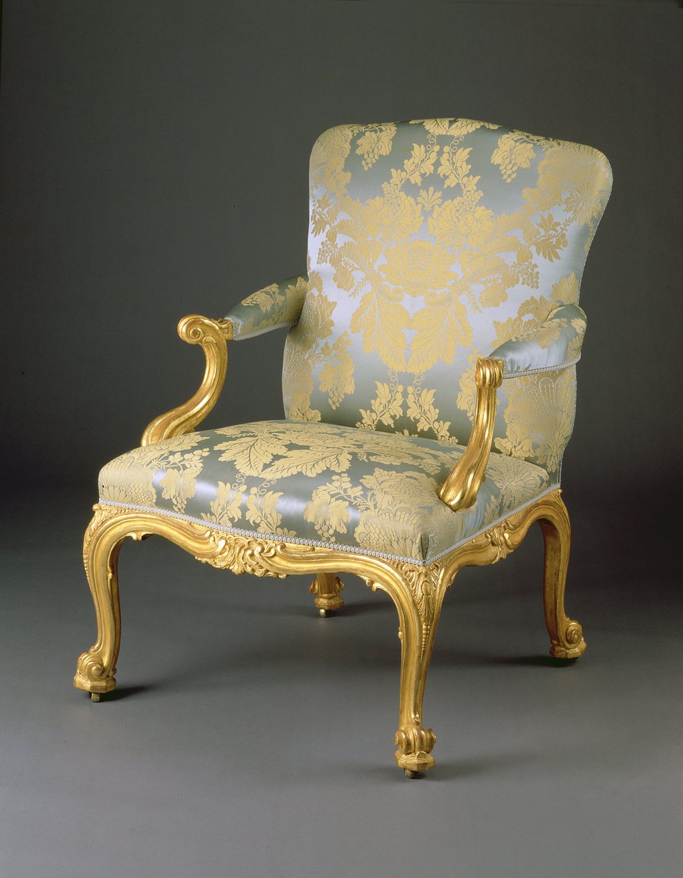 Jeden z zestawu czterech foteli Jerzego III, ok.1765 (rzeźbione pozłacane drewno i tapicerka) autorstwa English School