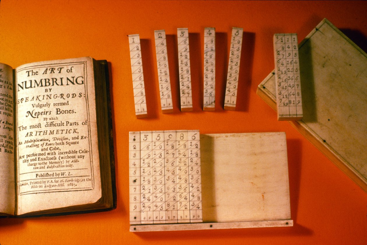 Oryginalny zestaw Napiers Bones z dopasowanym etui i współczesną publikacją, 1685 (bukszpan) autorstwa English School