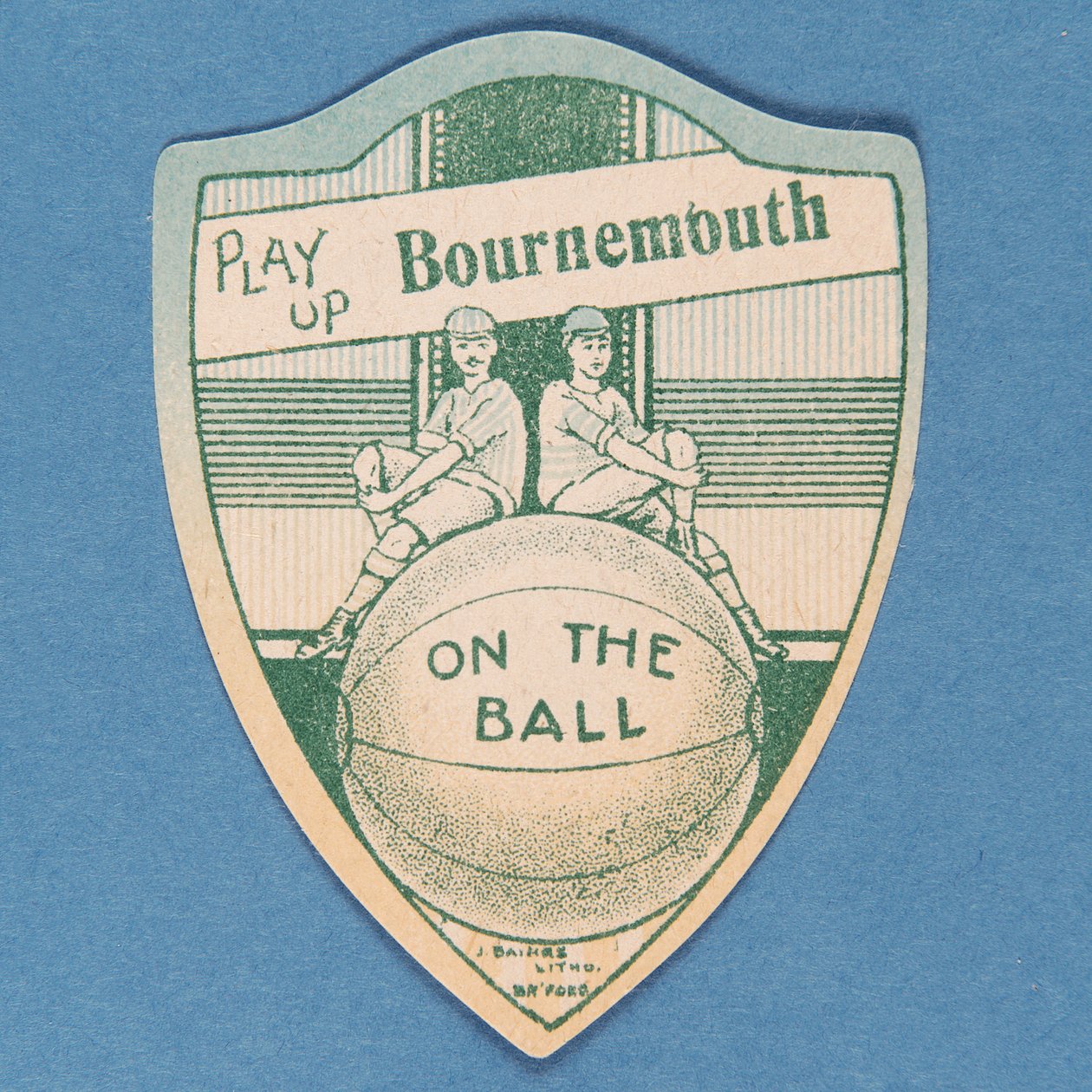 Play Up Bournemouth, karta Baines w kształcie tarczy i dwóch piłkarzy siedzących na dużej piłce nożnej, 1888-89 autorstwa English School