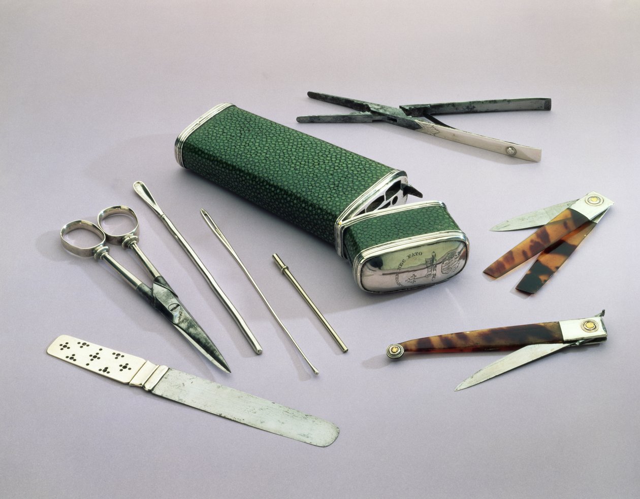 Kieszonkowe Etui, zawierające narzędzia chirurgiczne do drobnych operacji (shagreen, silver, steel oraz szylkret) autorstwa English School