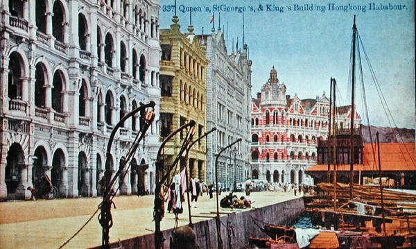 Pocztówka przedstawiająca budynek królowej, św. Jerzego i króla, port w Hongkongu ok. 1900 (kolor lito) autorstwa English School