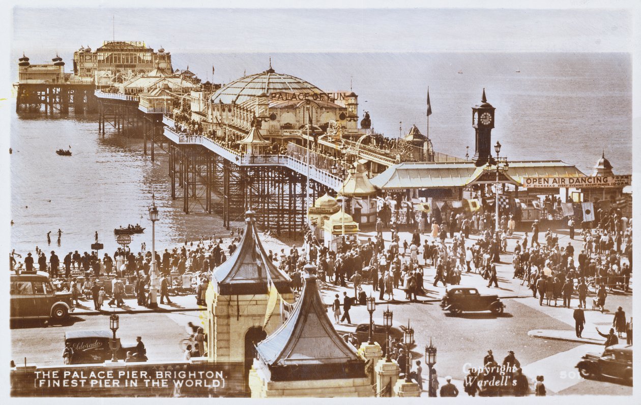 Pocztówka przedstawiająca molo Palace w Brighton (po kolorowym zdjęciu) autorstwa English School