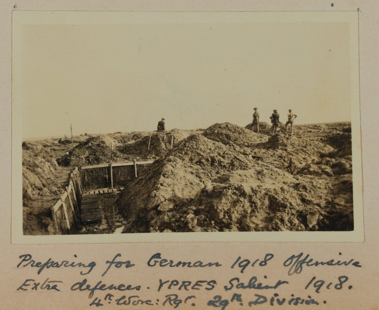 Przygotowanie do niemieckiej ofensywy 1918, Dodatkowa obrona, YPRES Salient 1918, 4. Worc: Rgt. 29. Podział (zdjęcie czarno-białe) autorstwa English School