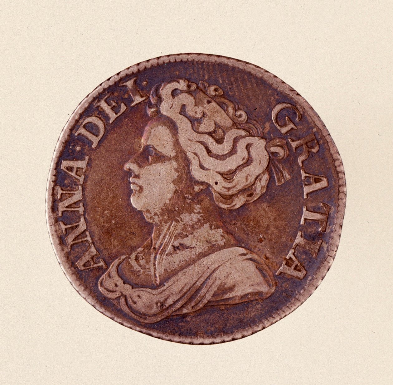 Srebrny grosz angielski, panowanie królowej Anny Stuart (Anny Wielkiej Brytanii) (1665-1714) 1712. Śr. 2,5 cm Neapol, muzeum archeologiczne autorstwa English School