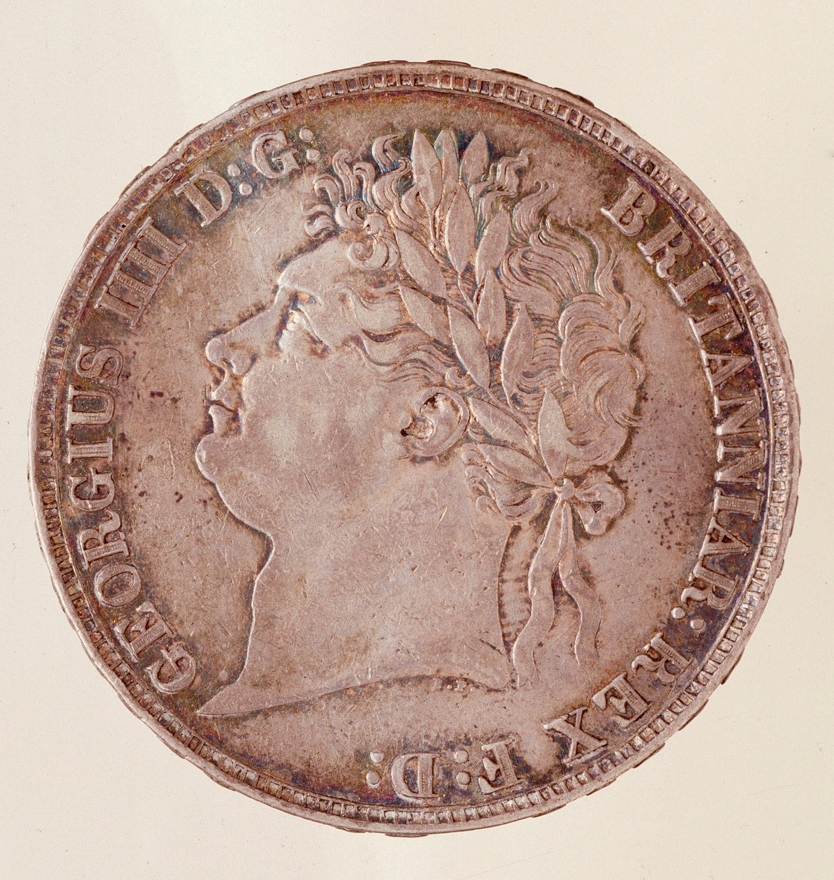 Srebrna korona angielska, panowanie króla Jerzego IV (1820-1830). Śr. 3,7 cm Neapol, muzeum archeologiczne autorstwa English School